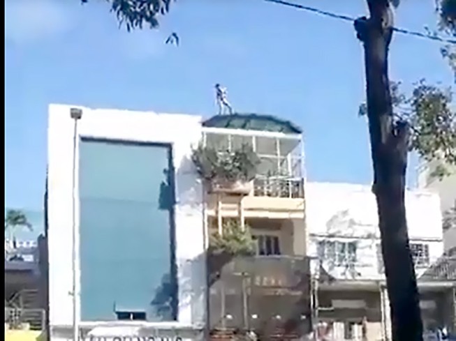 Thanh niên nghi ngáo đá cởi quần áo cố thủ mái nhà