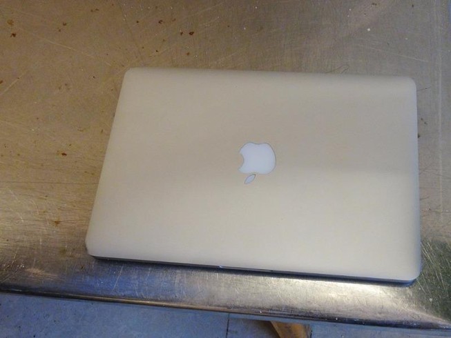 Bảo vệ vào phòng trọ trộm Macbook ở trung tâm TP