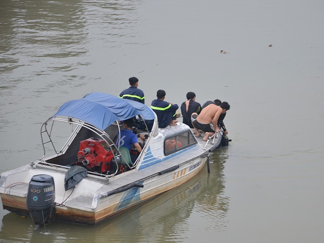 Bé trai mất tích khi tắm cùng bạn ở sông