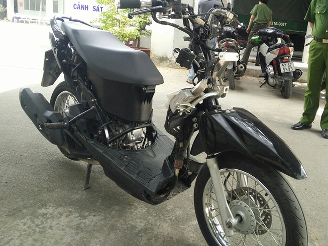 Kẻ nghiện chuyên giật giỏ phụ nữ trên xa lộ Hà Nội
