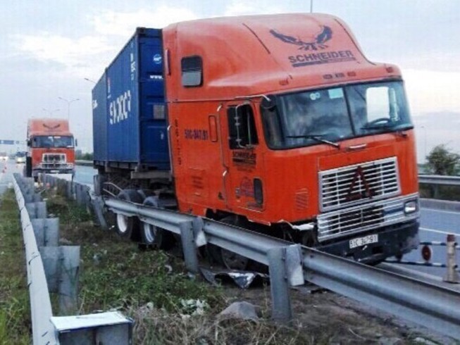 Container lao vào... đường xe máy trên cao tốc ở TP.HCM