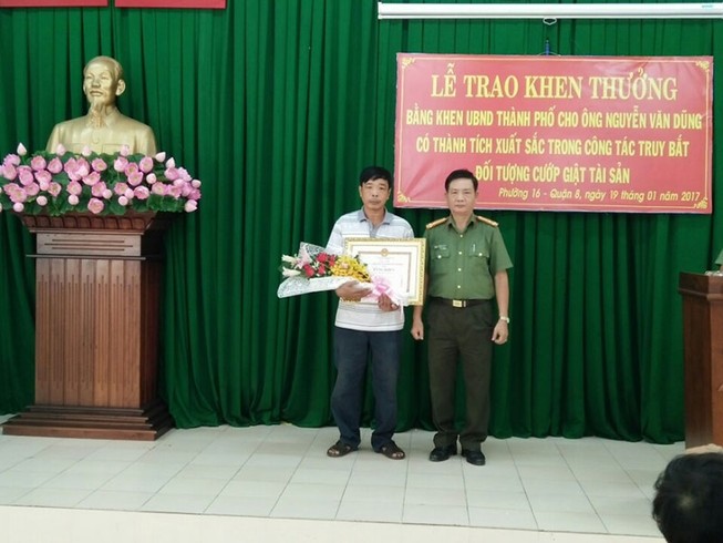 Khen thưởng người đàn ông xả thân bắt cướp