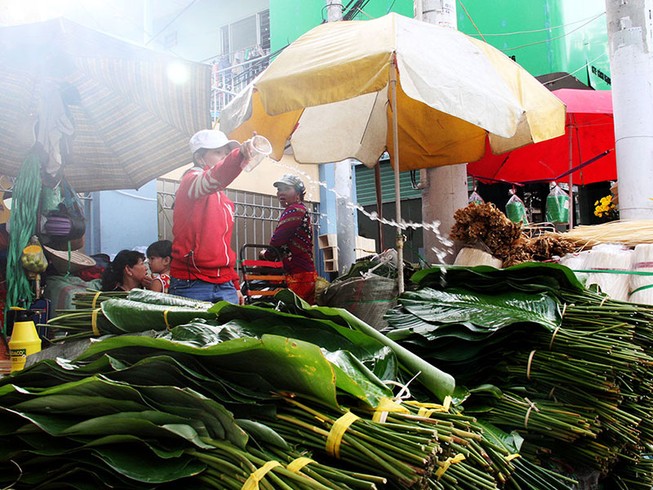 Chợ lá dong ngày Tết ven đường ở TP.HCM