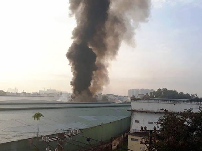TP.HCM: Cháy nổ kho hóa chất hàng trăm mét vuông