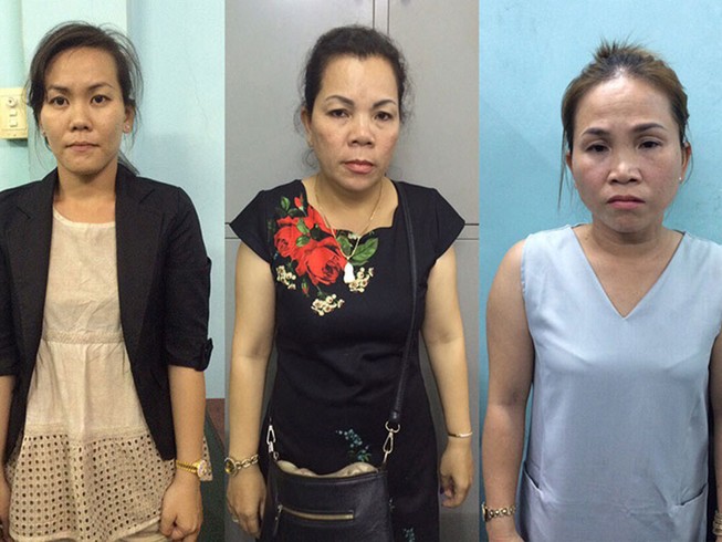 Nhóm phụ nữ móc túi ở đường hoa Nguyễn Huệ đêm 29 Tết