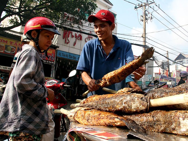 Phố cá lóc nướng ở Sài Gòn trúng lớn ngày vía Thần tài