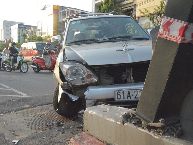 Ô tô tông 3 xe máy ở chân cầu vượt Lăng Cha Cả