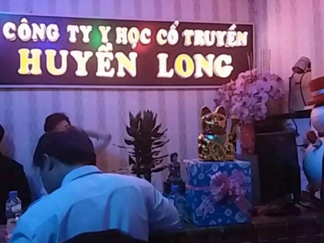 5 nữ tiếp viên khỏa thân phục vụ khách ở tiệm massage