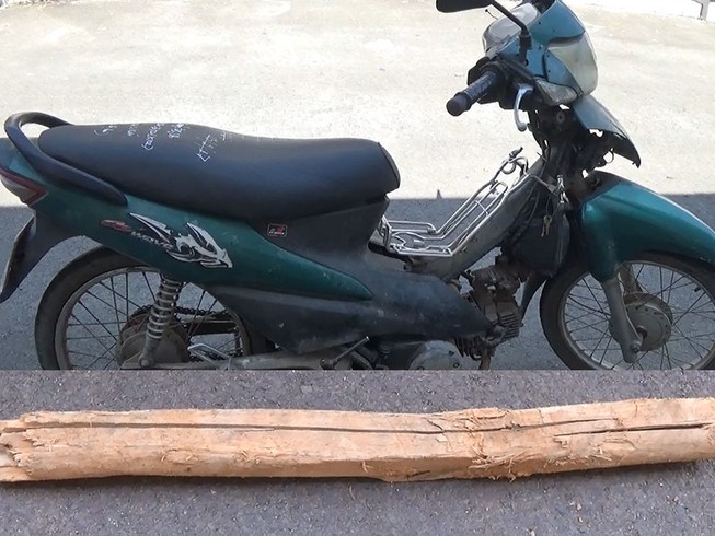 Đi tiểu bị cướp tấn công