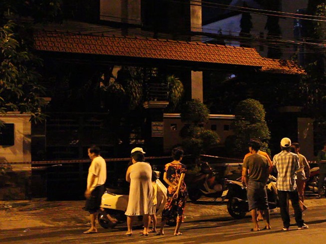 Bế con trai chạy ra khỏi biệt thự đang cháy