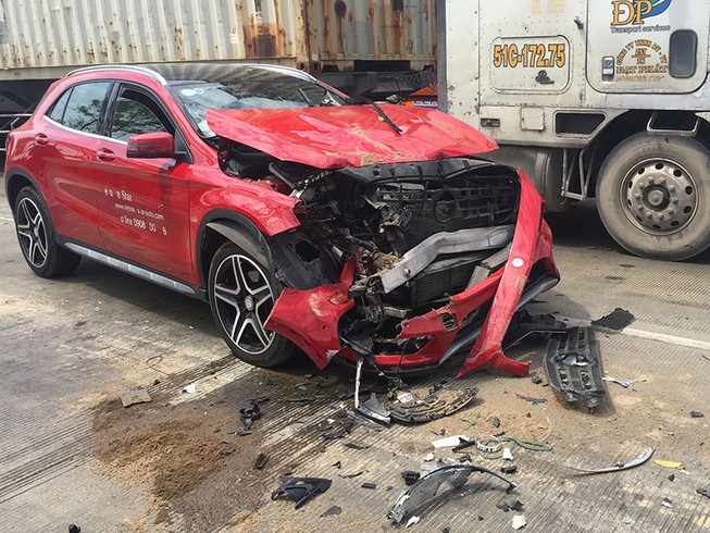 Mercedes bật ngược sau cú tông đuôi xe tải