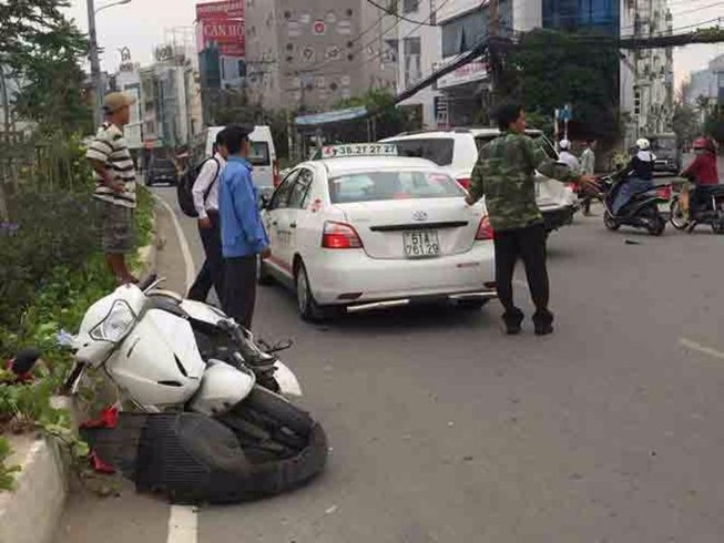 Chạy xe ngược chiều bị ô tô tông trọng thương