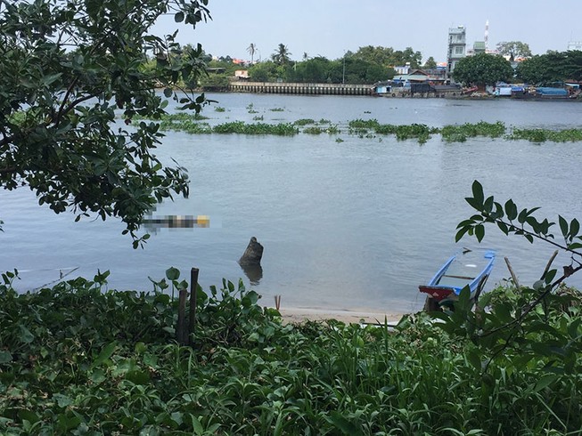 Ghe máy người dân bị lật khi hỗ trợ di chuyển thi thể