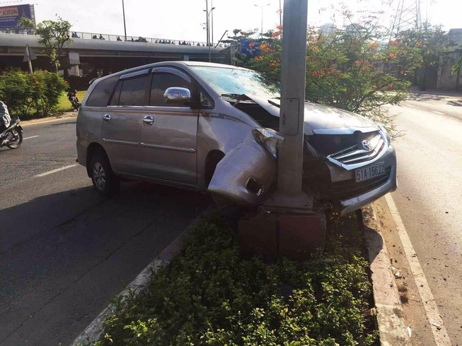 Nhiều ô tô gặp nạn vì vệt dầu nhớt trên đường