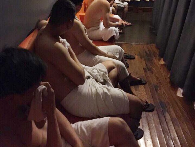 Nhân viên nam tiệm massage kích dục cho khách