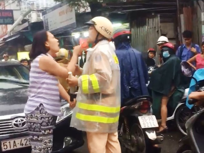 Công an làm việc với người phụ nữ đánh, lăng mạ CSGT