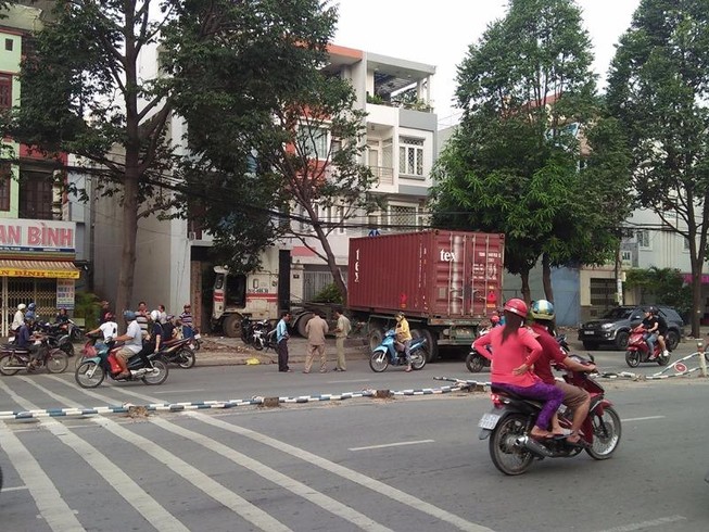 Container tông vào nhà 3 tầng trên đường Tên Lửa