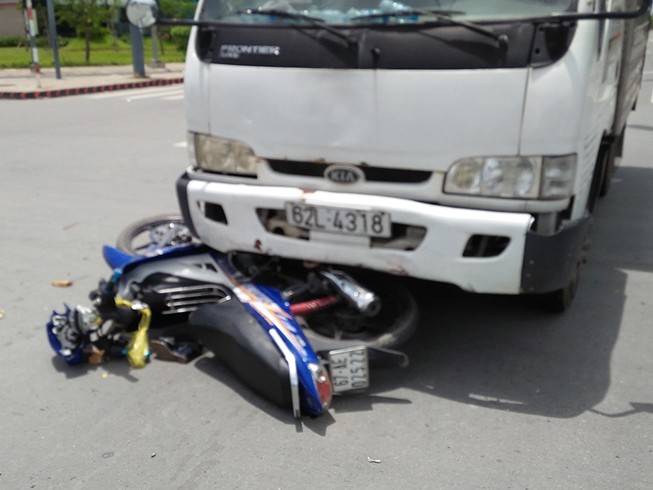 Băng qua giao lộ, người phụ nữ bị xe tải húc văng
