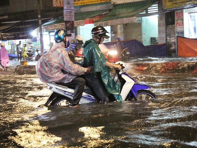 Mưa như trút nước, đường biến thành sông
