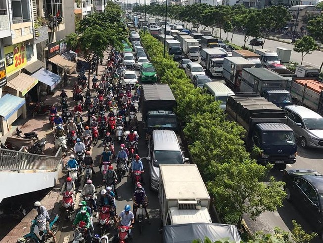 Kẹt xe kinh hoàng trên xa lộ Hà Nội