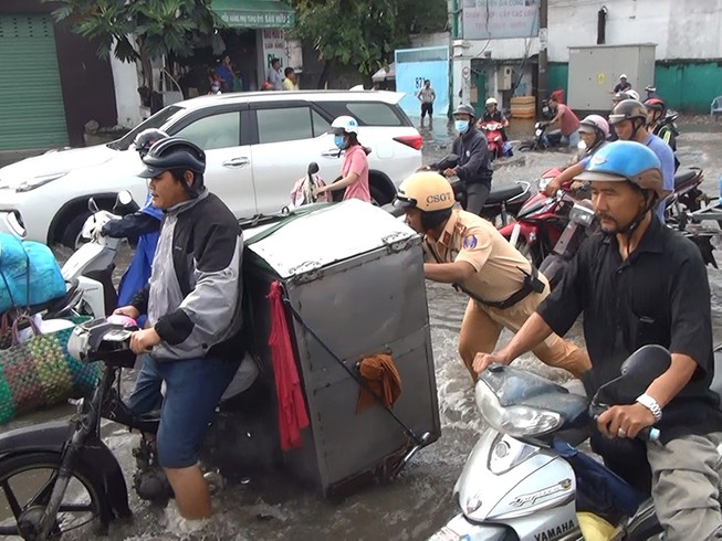Quốc lộ 1A ngập chìm sau cơn mưa lúc sáng sớm