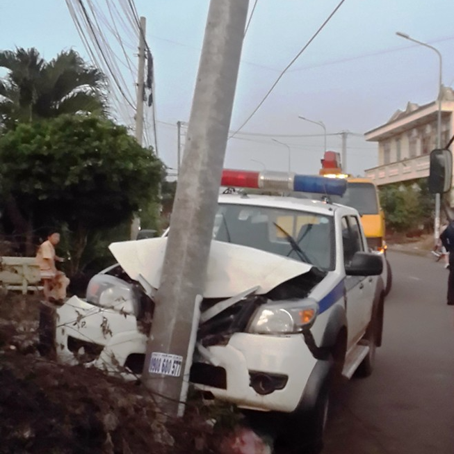 Truy bắt hai đối tượng trộm chó, xe CSGT đâm vào cột điện