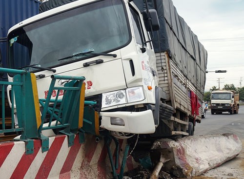 Xe tải nằm chênh vênh trên dải phân cách