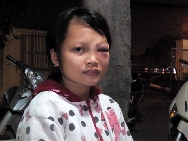 Đánh bé gái bằng nón bảo hiểm vì nghi trộm tiền