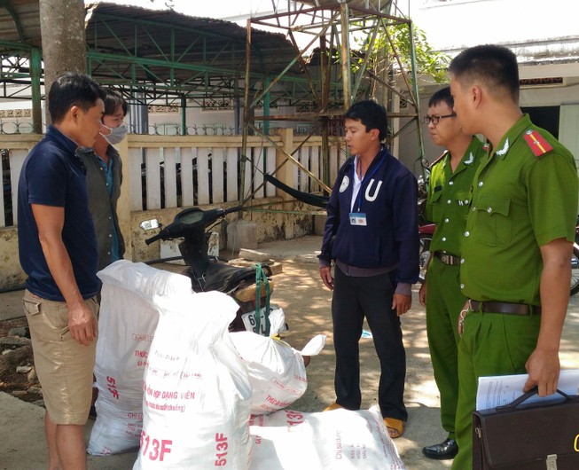 Tiêu hủy hai tạ gà chết không rõ nguồn gốc