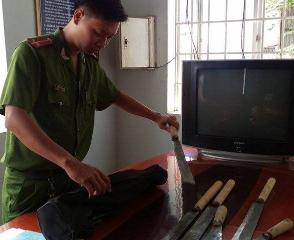 Tạm giữ chiếc ô tô chở 'hàng nóng' lúc rạng sáng