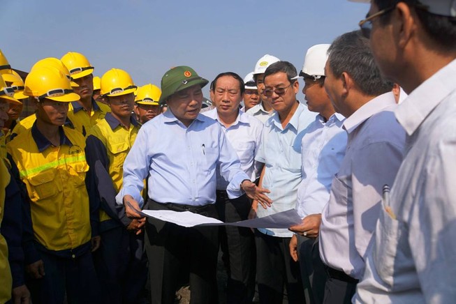 Phó Thủ tướng Nguyễn Xuân Phúc thị sát, yêu cầu rút ngắn thời gian thi công cầu Ghềnh