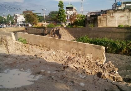 Mưa lớn, cầu Xóm Mai hỏng bờ kè, trơ lõi gỗ