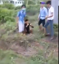 Một thiếu niên bị đánh gục rồi quay clip đăng lên mạng