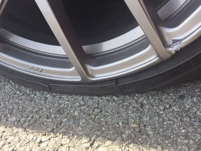 Đường cao tốc bong khe co giãn gây tai nạn cho BMW