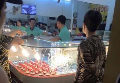 Cướp tiệm vàng để kiếm tiền nuôi bạn gái mang bầu