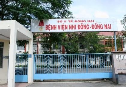 Cha dùng cốc uống nước ném con 18 tháng tuổi vỡ xương sọ