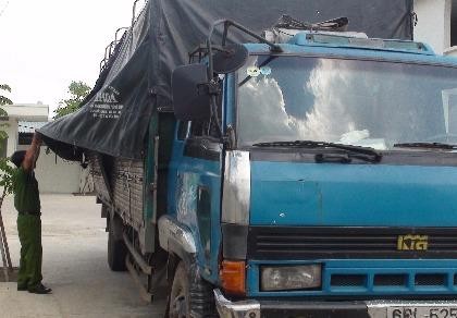 Bắt quả tang đổ trộm trên 4 tấn chất thải công nghiệp ra môi trường