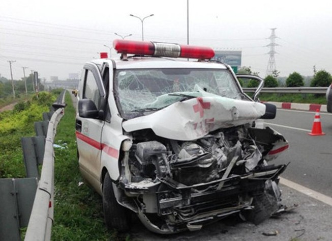 Xe cứu thương đâm xe bồn trên cao tốc, 1 người chết