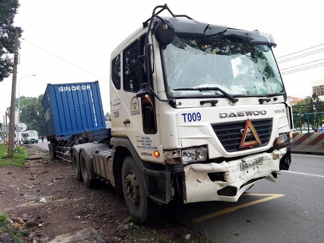 Container đâm đuôi xe buýt đang dừng đèn đỏ
