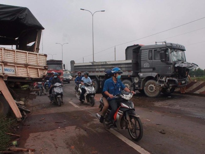 Xe tải dừng sửa chữa bên đường bị xe ben tông