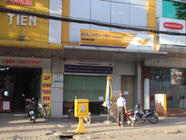 Tên cướp bưu điện bị khuất phục bởi hai người đi đường