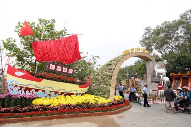 9,9 tỉ đồng làm đường hoa Biên Hòa