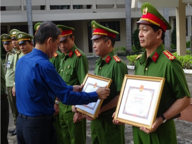 Thưởng tập thể, cá nhân truy tìm kẻ tung tin đổi tiền