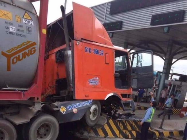 Trạm thu phí cầu Đồng Nai lại bị ô tô đâm