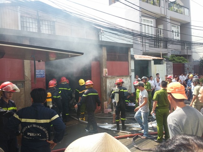 Xưởng sản xuất nhựa chìm trong biển lửa