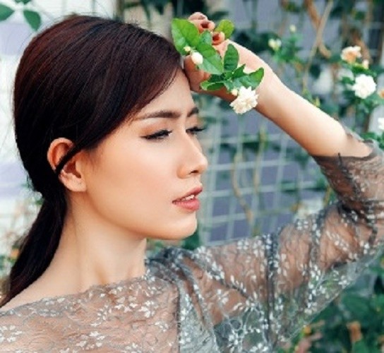 Ngắm Phan Thị Mơ quyến rũ, mong manh trong nắng chiều