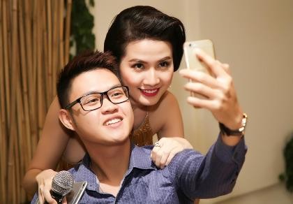 Phan Thị Mơ quyến rũ với đầm vàng bó sát