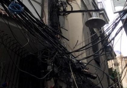 Cột điện cháy đen thui, cả khu phố náo loạn