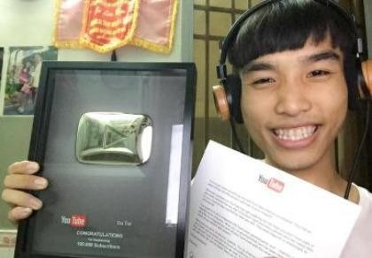 Củ Tỏi “cute” Tiến Dũng nhận nút Play Bạc từ YouTube