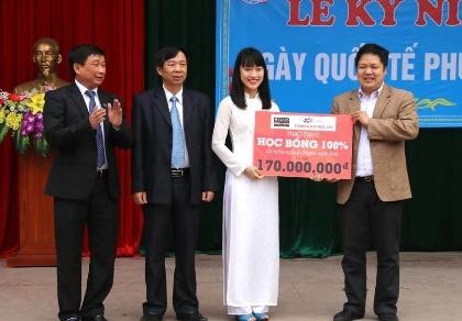 Nữ sinh bắt chước 7 thứ tiếng lập cú đúp đậu hai trường Đại học